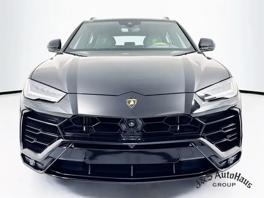 2022 Lamborghini Urus photo 1
