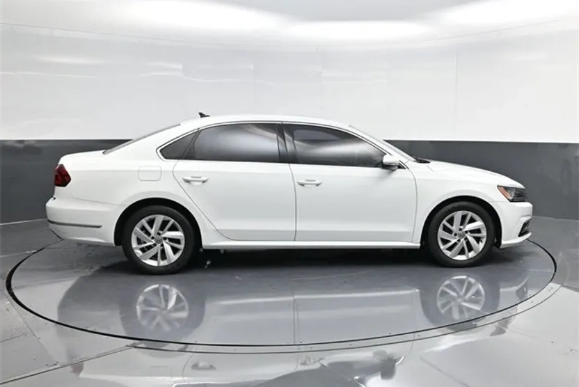 2018 Volkswagen Passat 2.0T SE photo 1