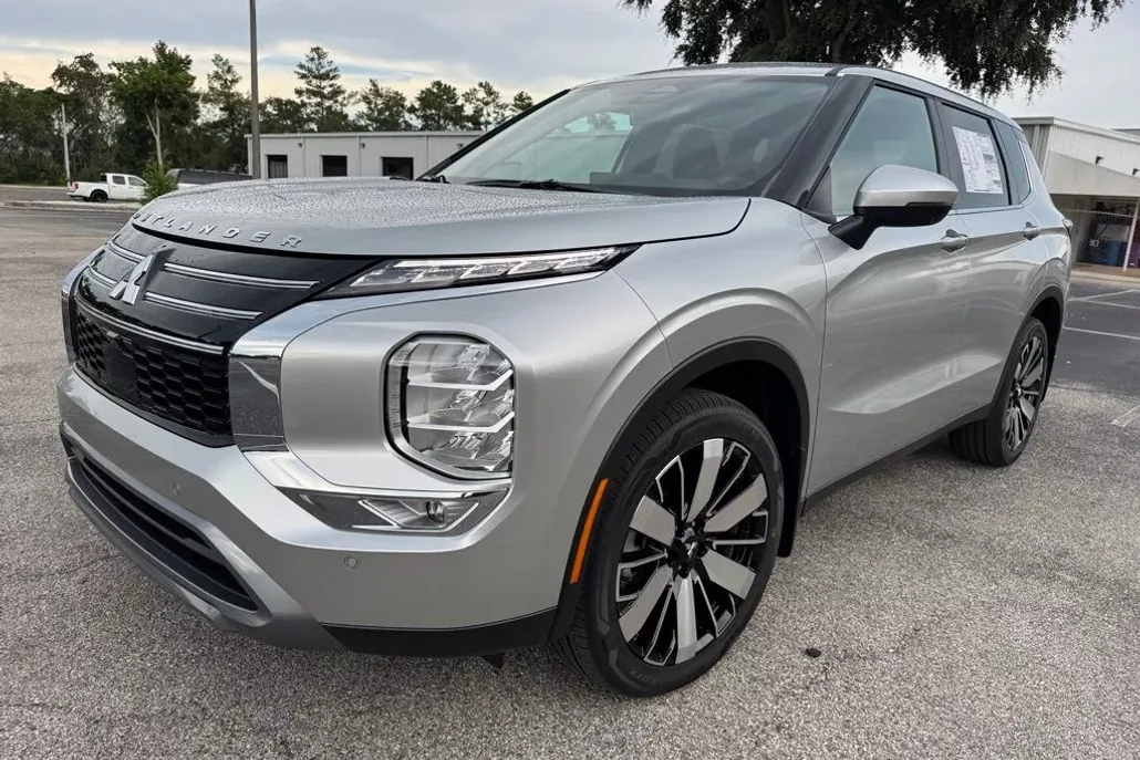 2025 Mitsubishi Outlander SE photo 1