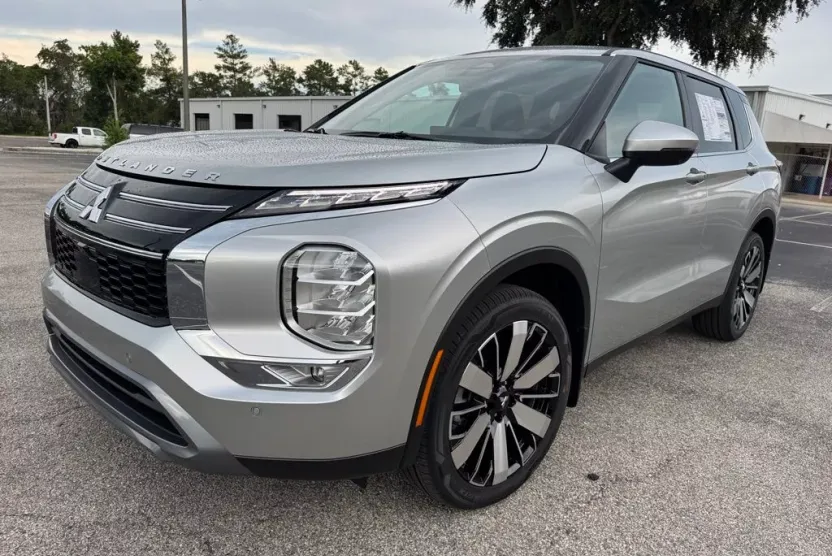 2025 Mitsubishi Outlander SE photo 1