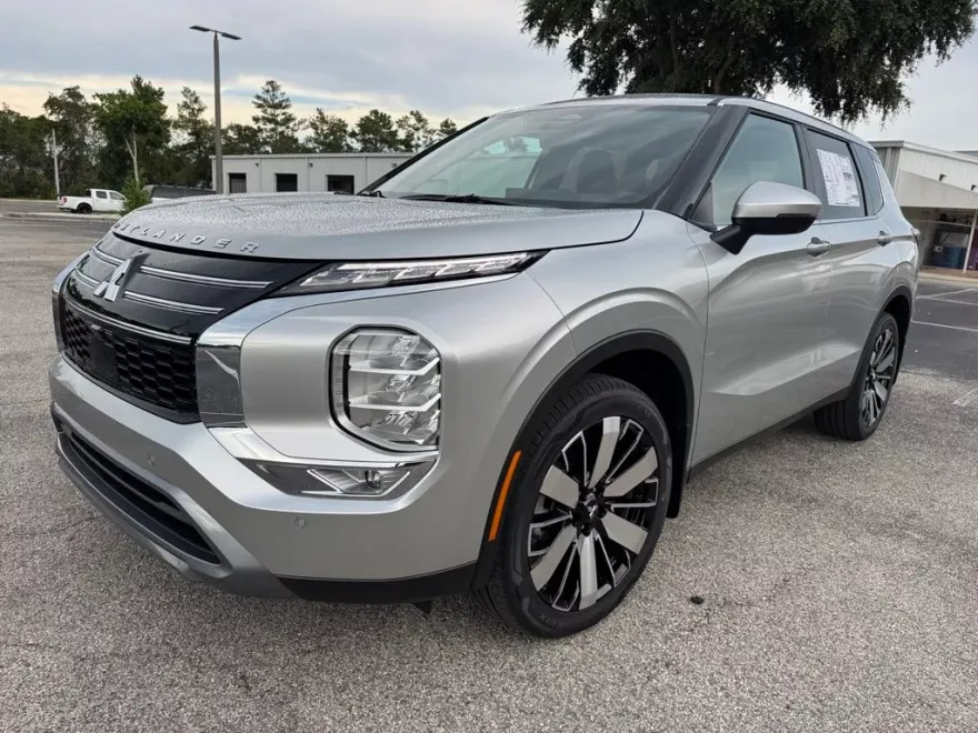 2025 Mitsubishi Outlander SE photo 1