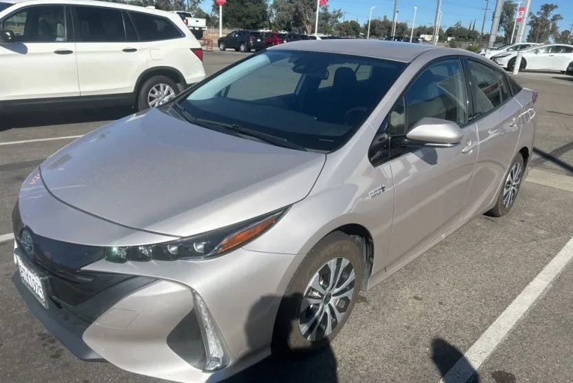 2020 Toyota Prius Prime LE photo 1