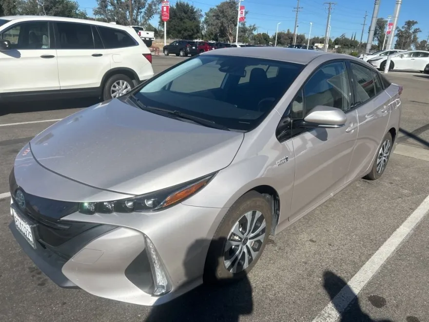 2020 Toyota Prius Prime LE photo 1