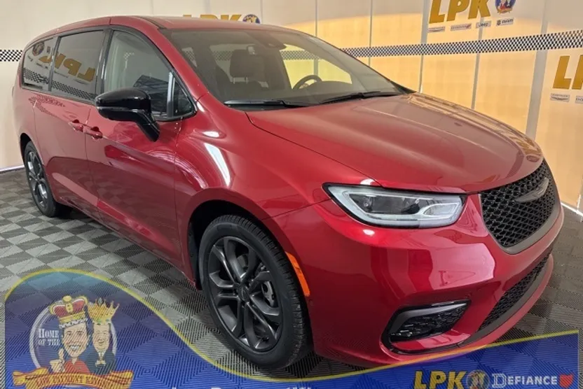 2026 Chrysler Pacifica photo 1