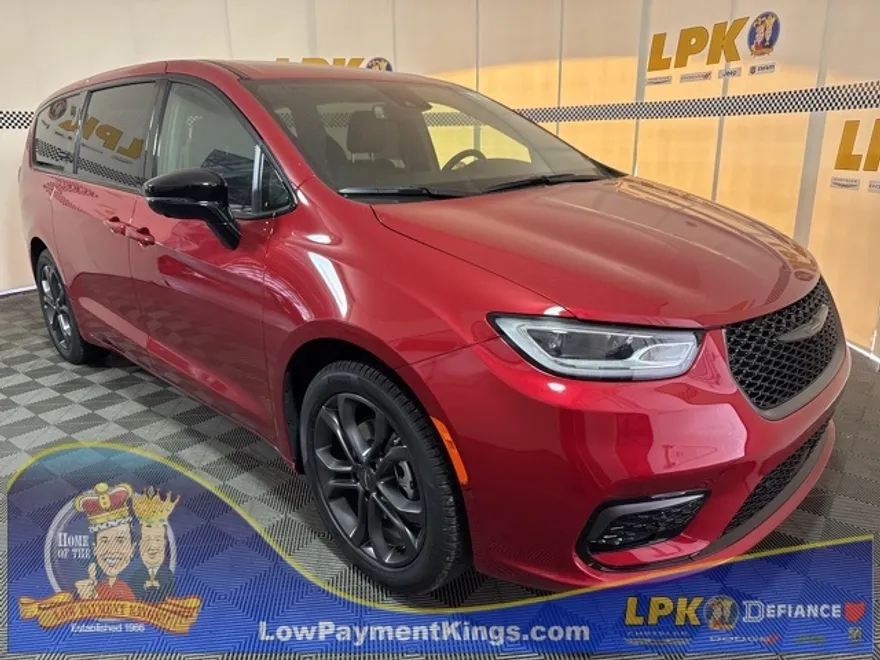 2026 Chrysler Pacifica photo 1