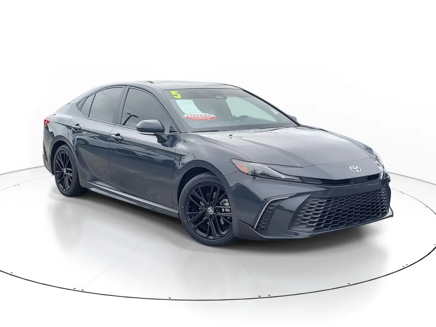 2025 Toyota Camry SE photo 1