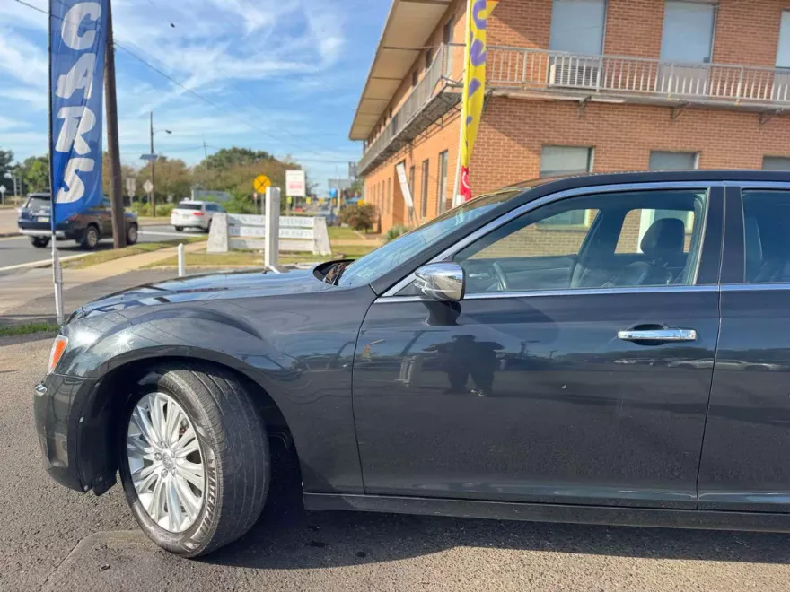 2014 Chrysler 300 photo 1
