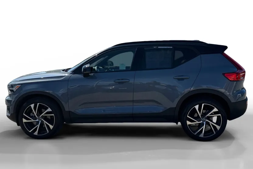 2022 Volvo XC40 R-Design photo 1