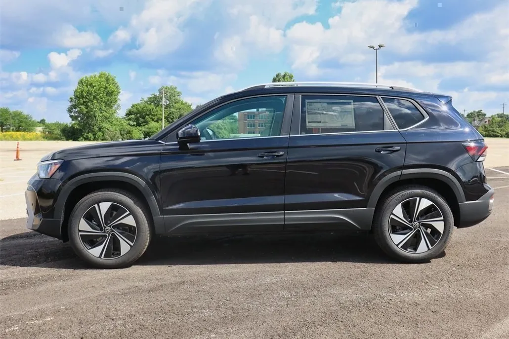 2025 Volkswagen Taos SE photo 1