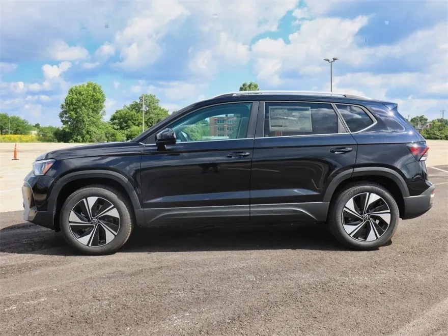 2025 Volkswagen Taos SE photo 1