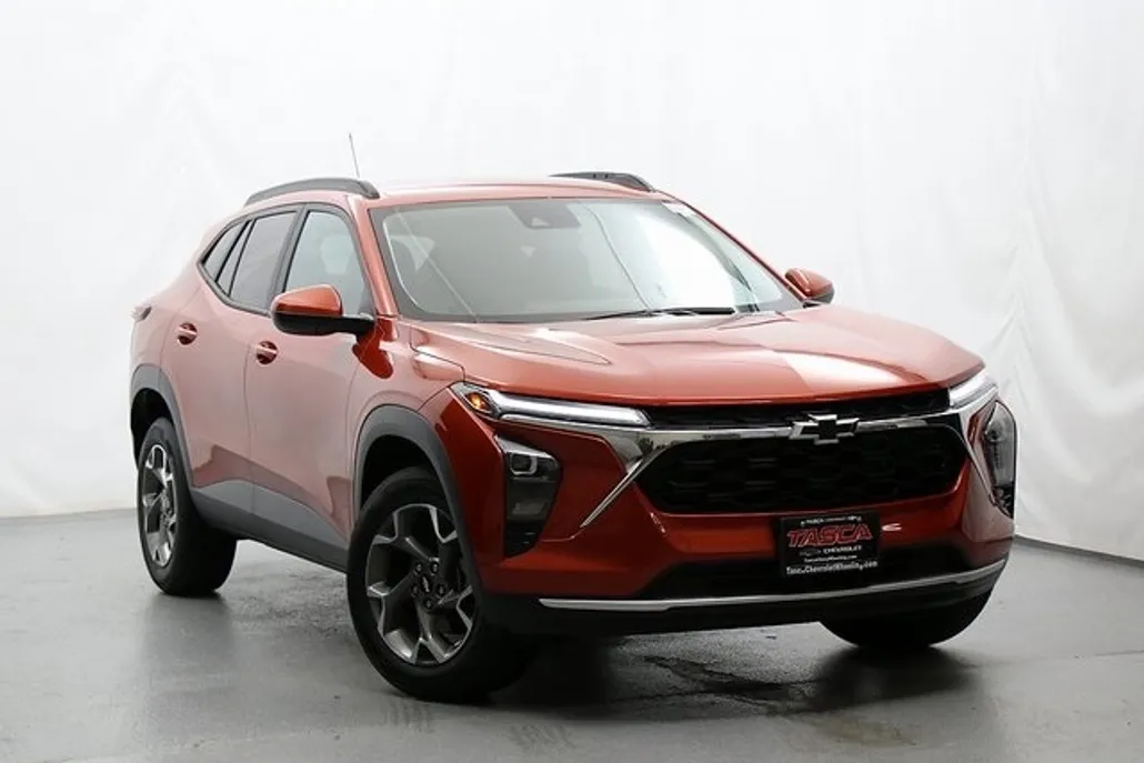 2024 Chevrolet Trax LT photo 1