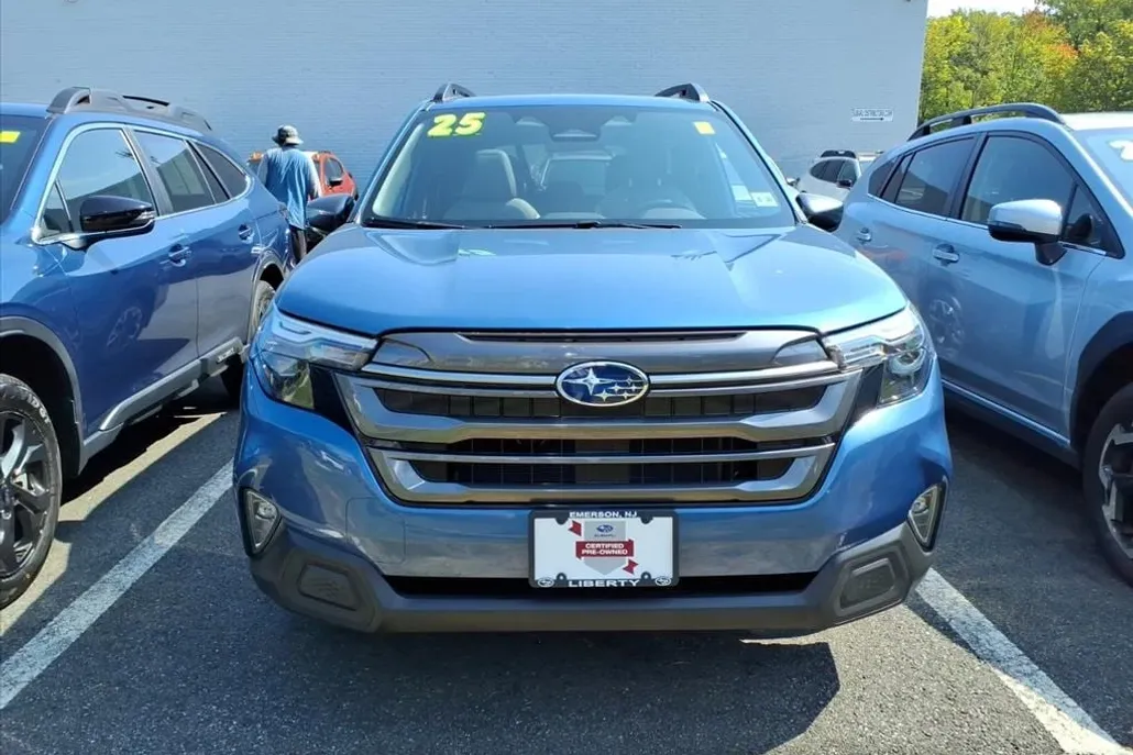 2025 Subaru Forester Premium photo 1
