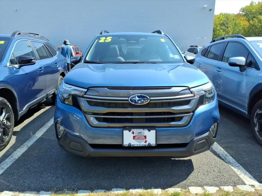 2025 Subaru Forester Premium photo 1