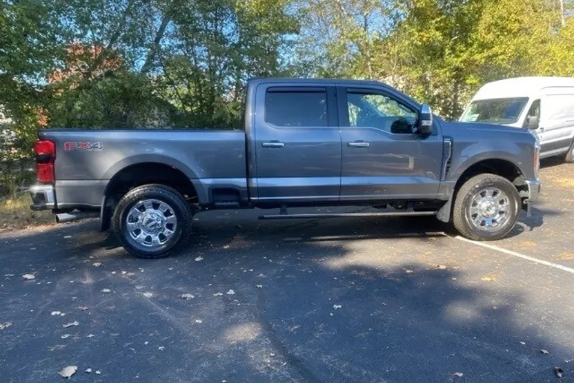 2023 Ford F-350 Lariat photo 1