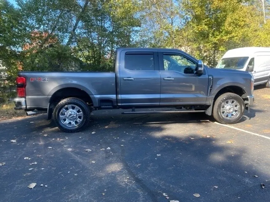 2023 Ford F-350 Lariat photo 1