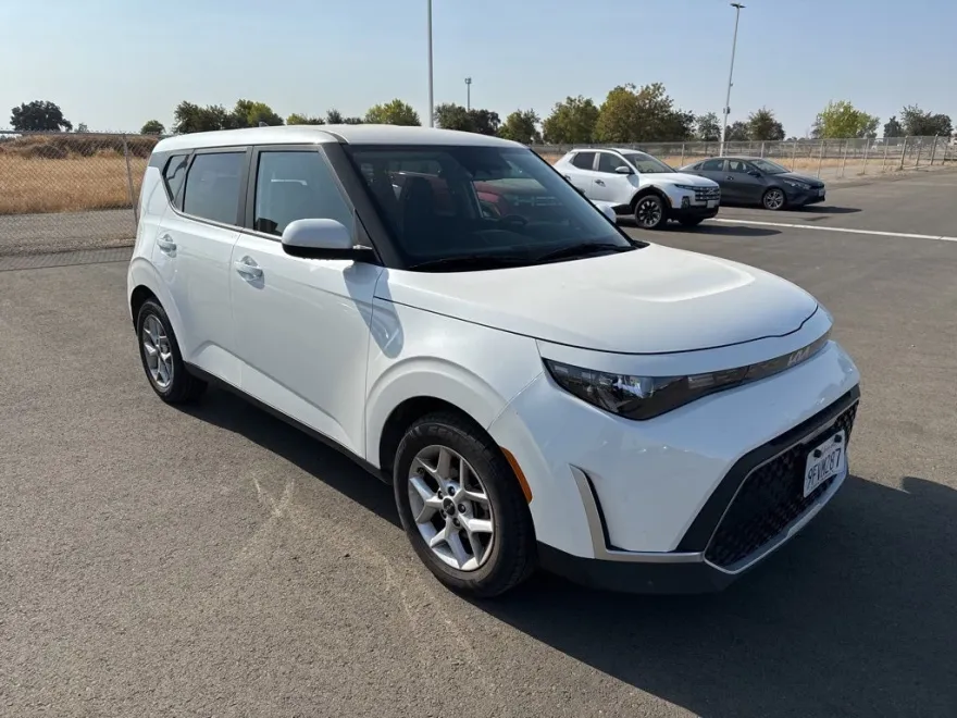 2023 Kia Soul LX photo 1