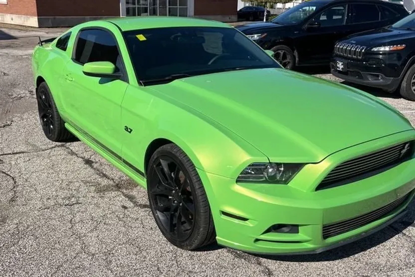 2013 Ford Mustang V6 Premium photo 1