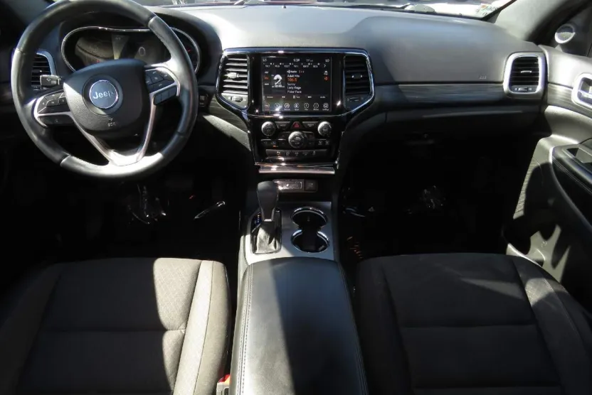 2019 Jeep Grand Cherokee Laredo E photo 1
