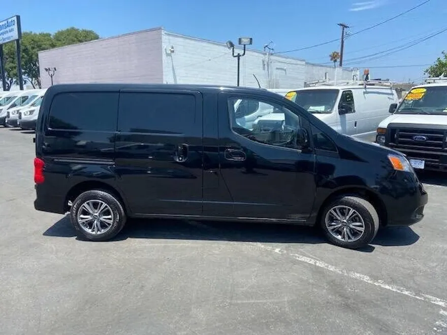 2013 Nissan NV200 SV photo 1