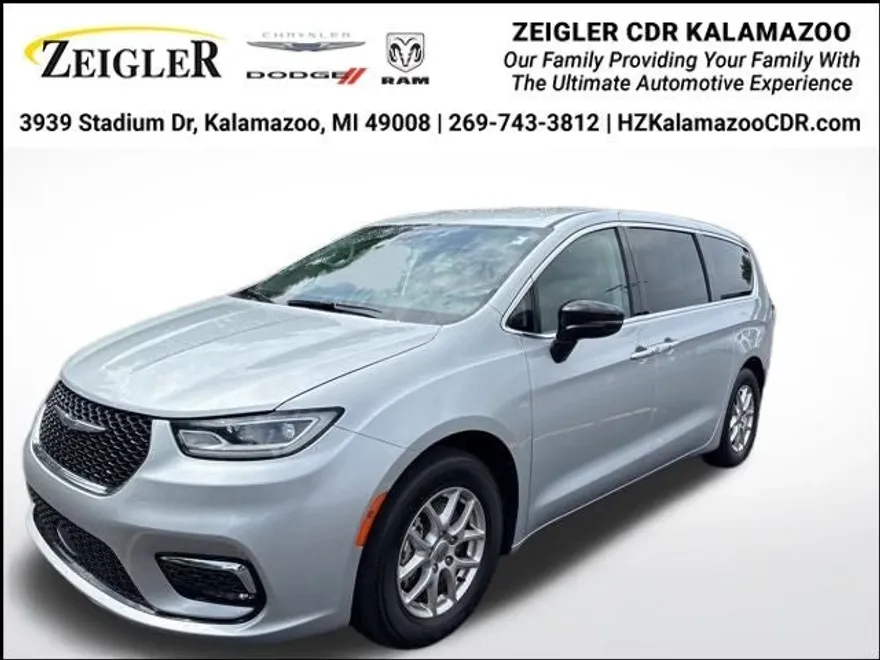 2024 Chrysler Pacifica Touring L photo 1