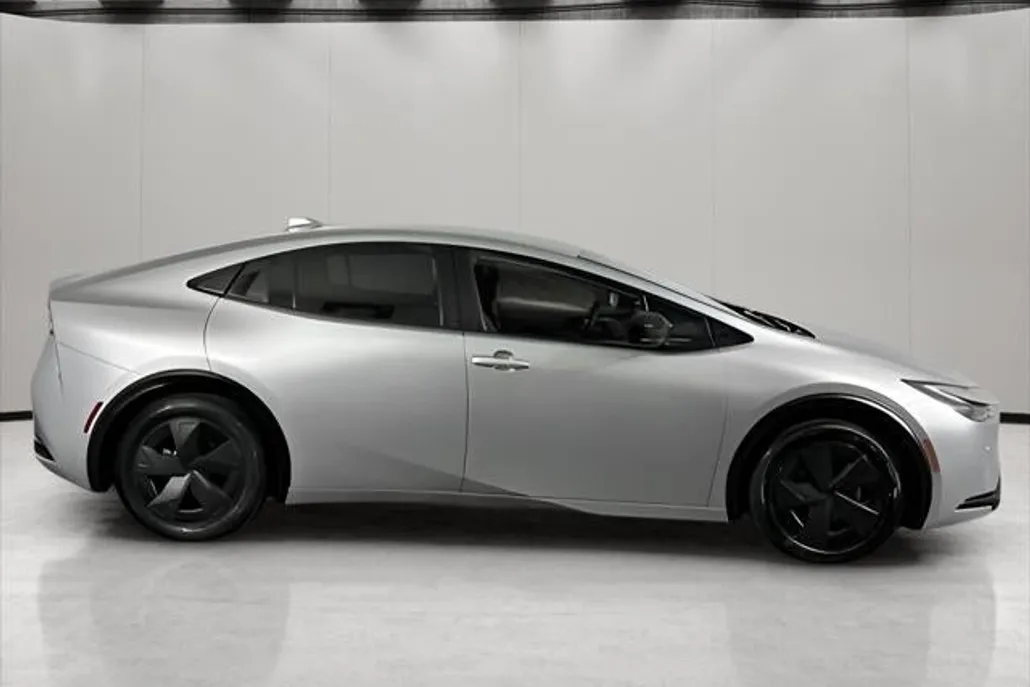 2024 Toyota Prius LE photo 1