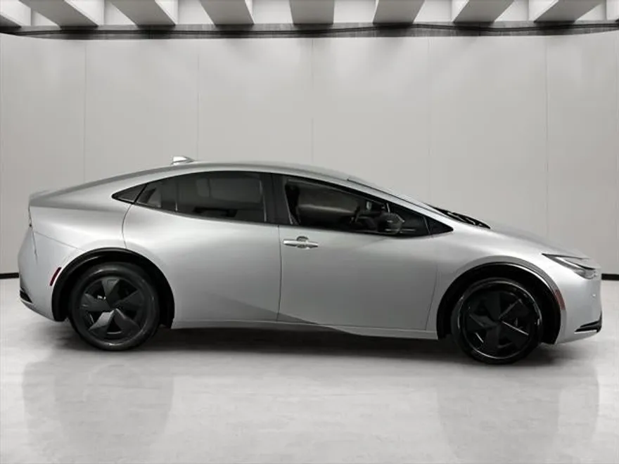 2024 Toyota Prius LE photo 1