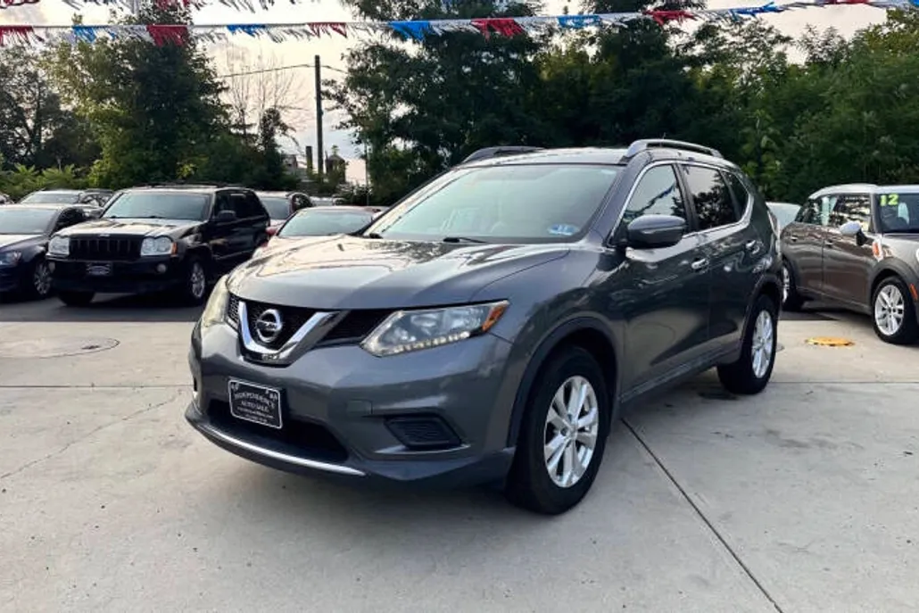 2015 Nissan Rogue SV photo 1