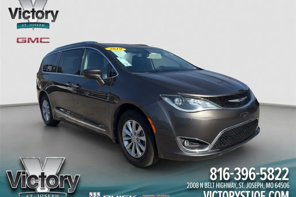 2019 Chrysler Pacifica Touring L photo 1