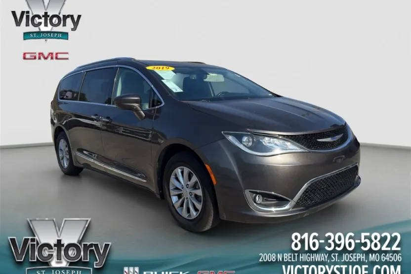 2019 Chrysler Pacifica Touring L photo 1