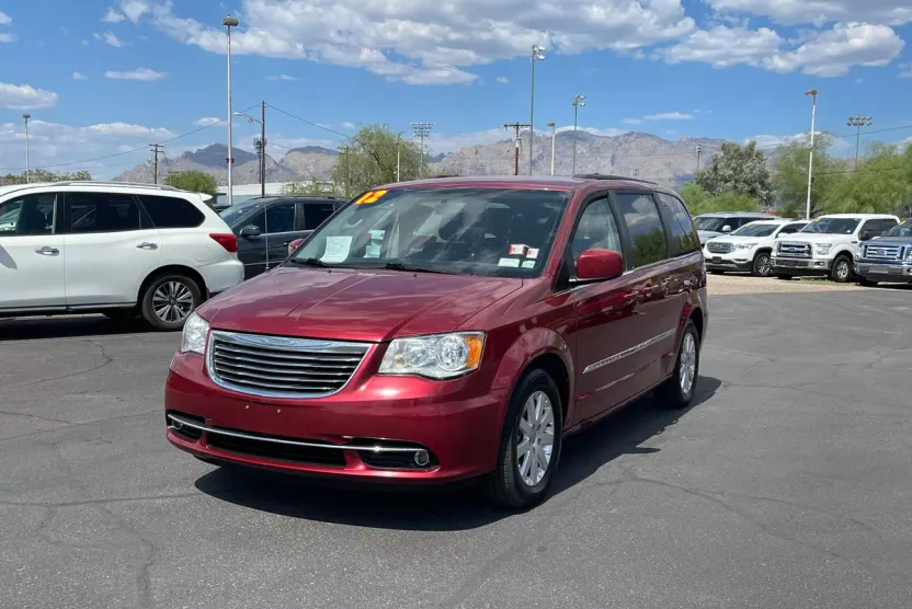 2012 Chrysler Town & Country Touring photo 1