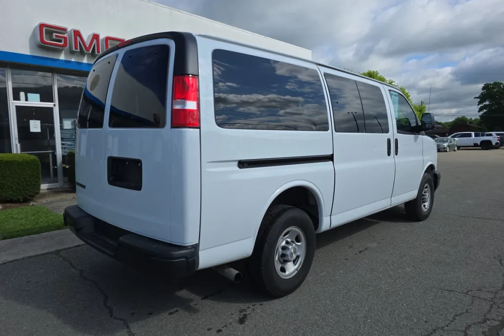 2023 Chevrolet Express Passenger 3500 photo 1