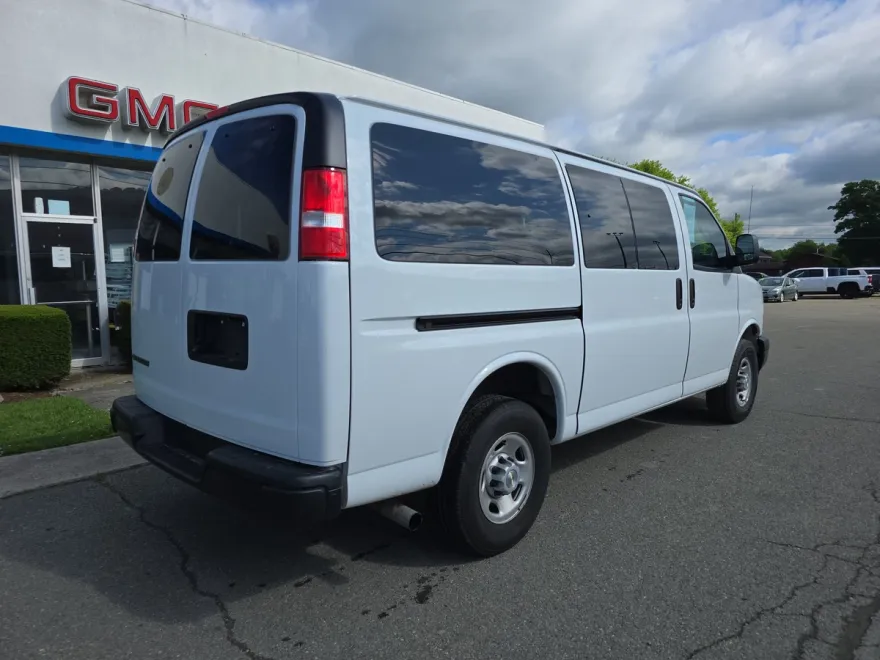 2023 Chevrolet Express Passenger 3500 photo 1