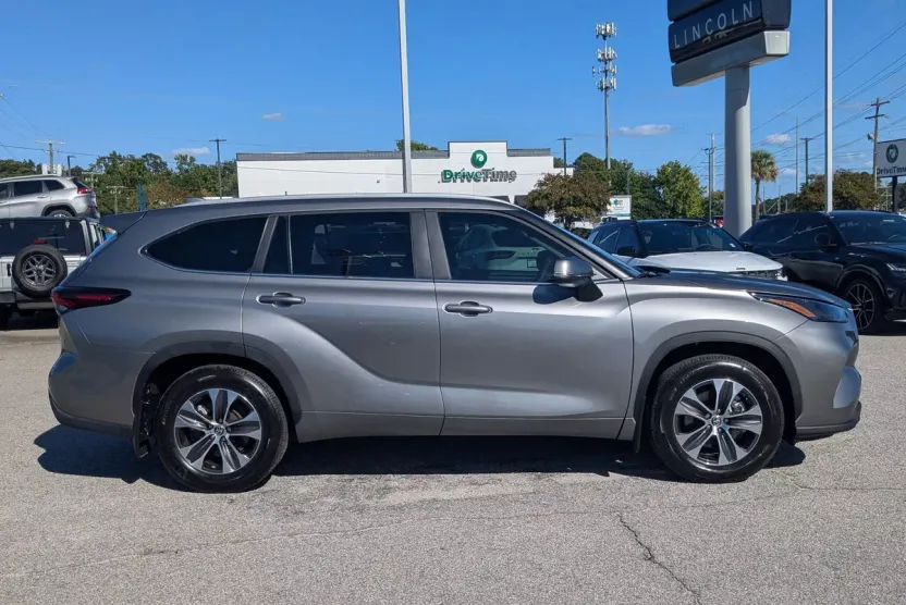 2025 Toyota Highlander XLE photo 1