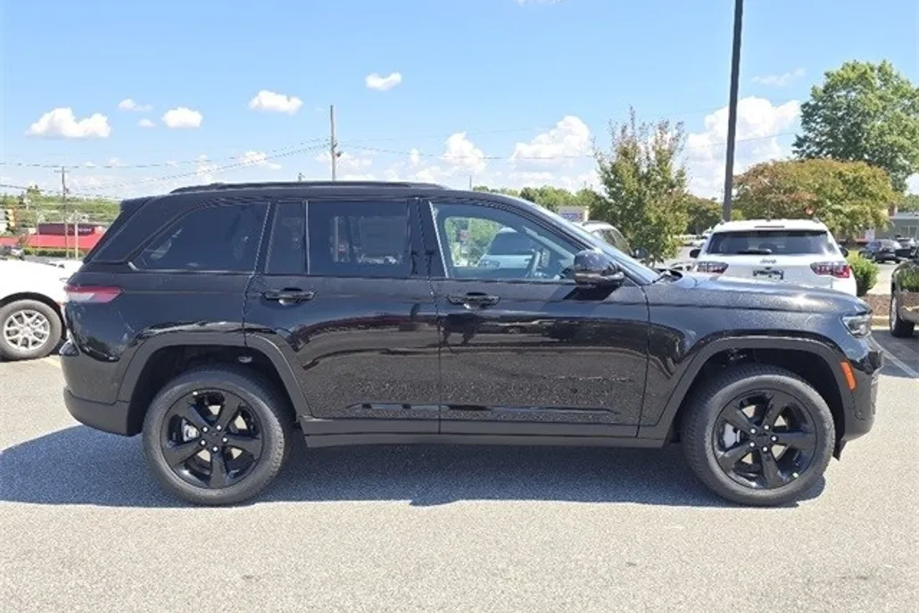 2025 Jeep Grand Cherokee Limited photo 1