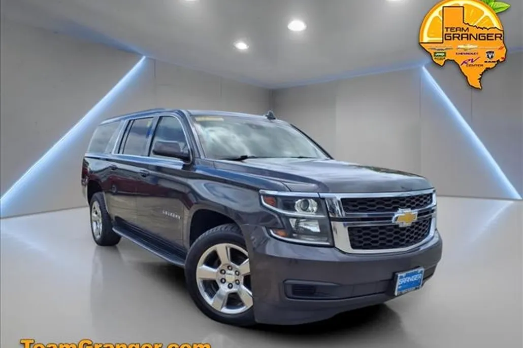 2017 Chevrolet Suburban LT photo 1