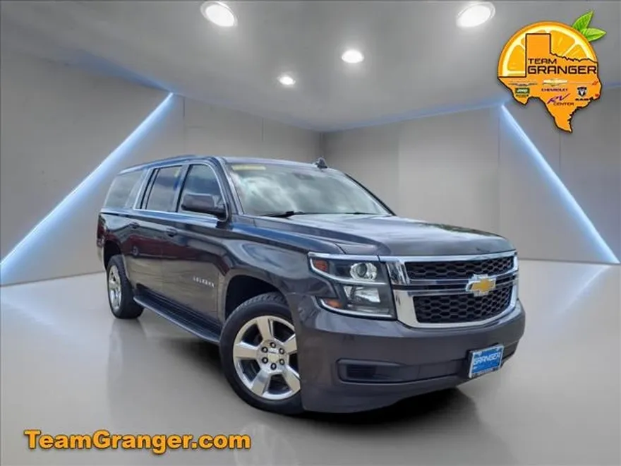 2017 Chevrolet Suburban LT photo 1