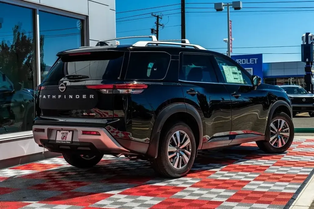 2025 Nissan Pathfinder SL photo 1