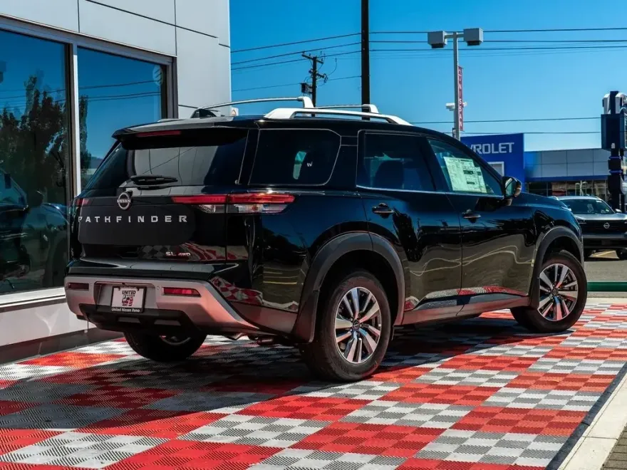 2025 Nissan Pathfinder SL photo 1