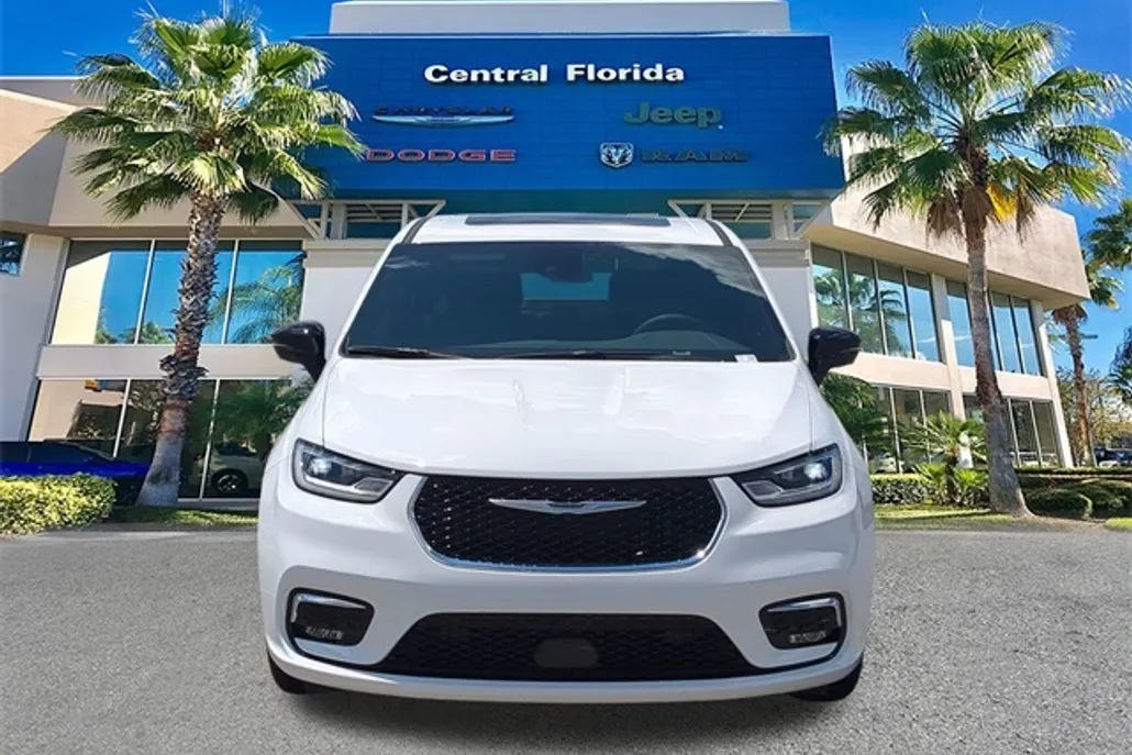2026 Chrysler Pacifica photo 1