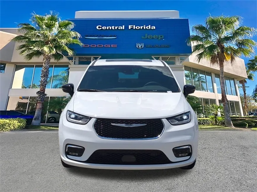 2026 Chrysler Pacifica photo 1