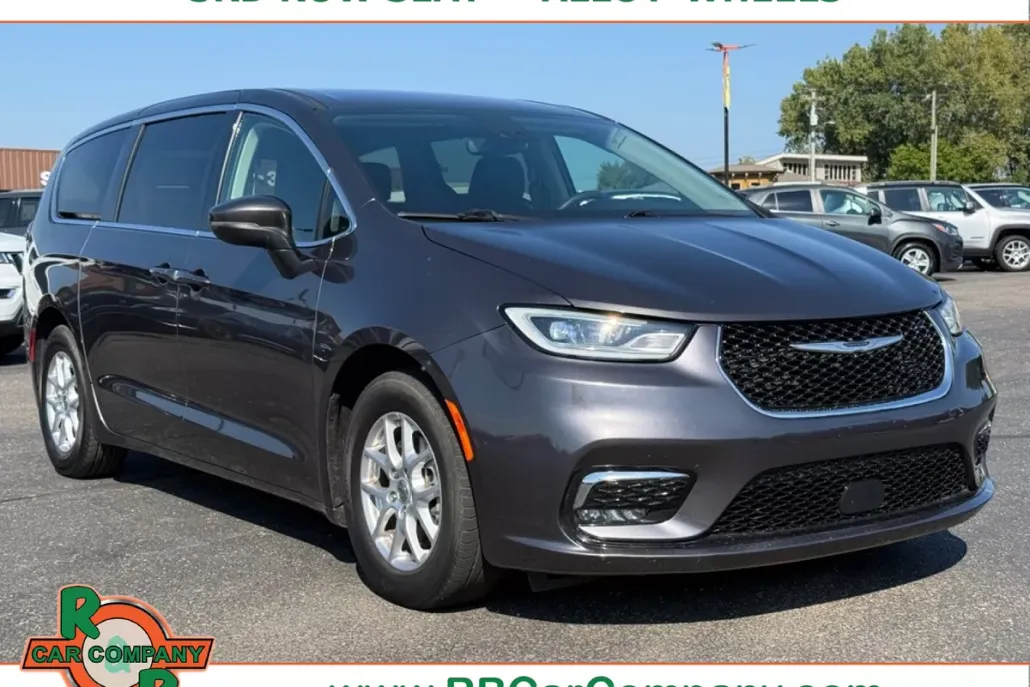 2023 Chrysler Pacifica Touring L photo 1