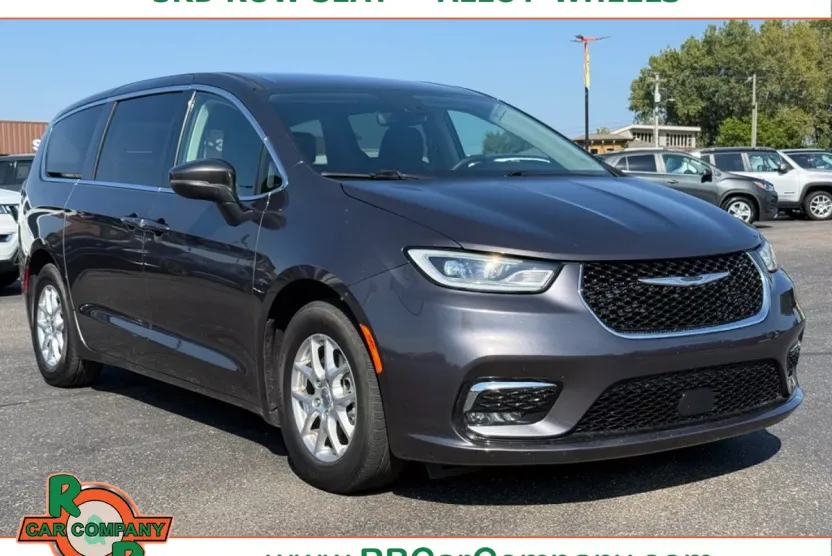 2023 Chrysler Pacifica Touring L photo 1