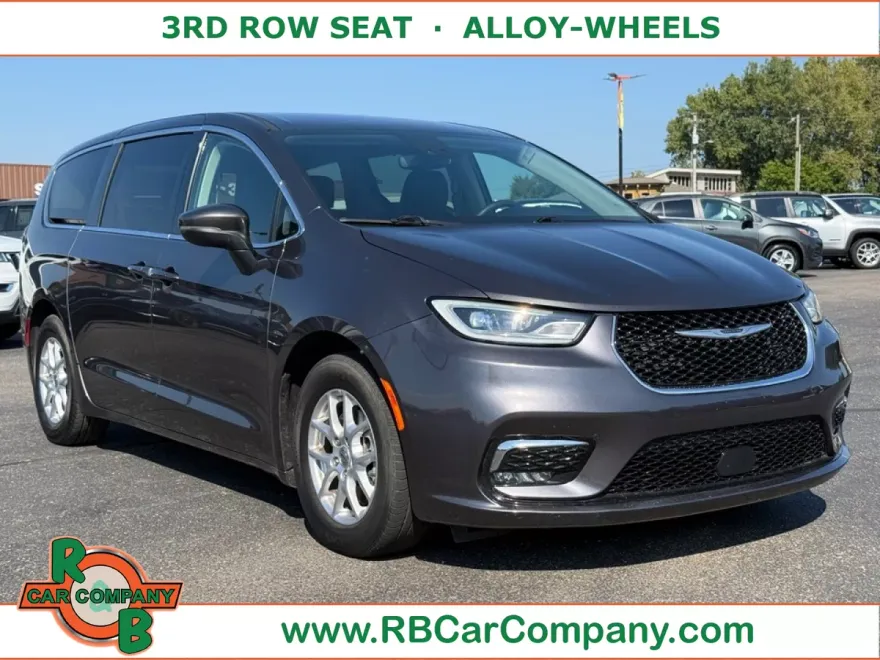 2023 Chrysler Pacifica Touring L photo 1