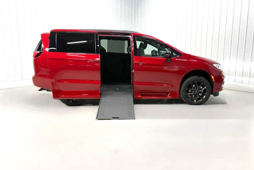 2025 Chrysler Pacifica Limited photo 1