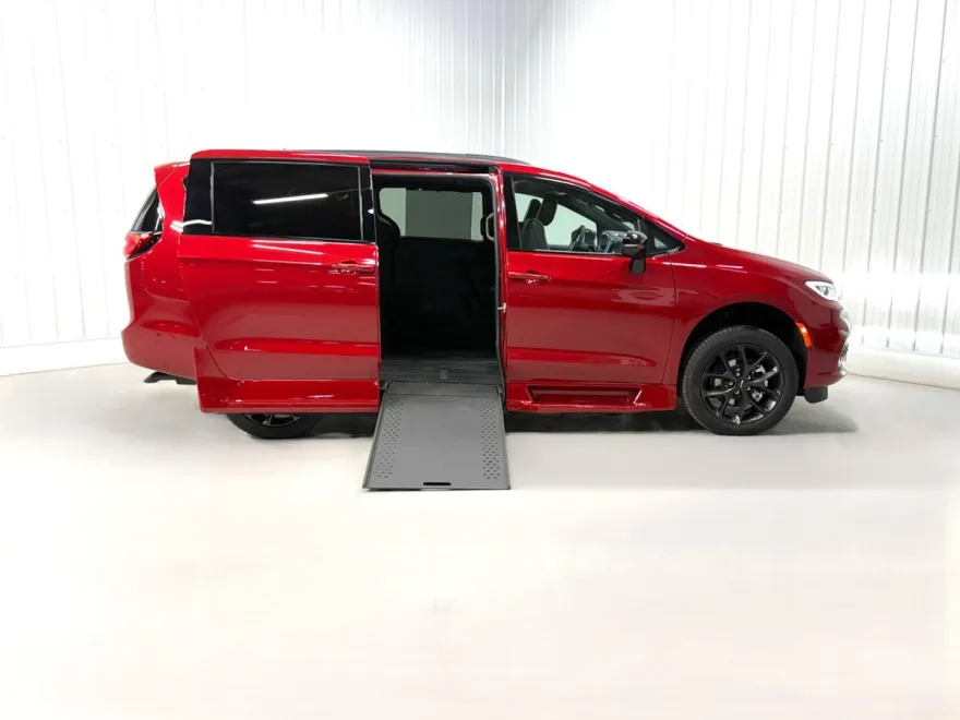 2025 Chrysler Pacifica Limited photo 1