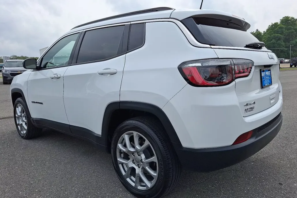2022 Jeep Compass Latitude Lux photo 1