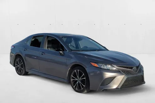 2020 Toyota Camry SE photo 3
