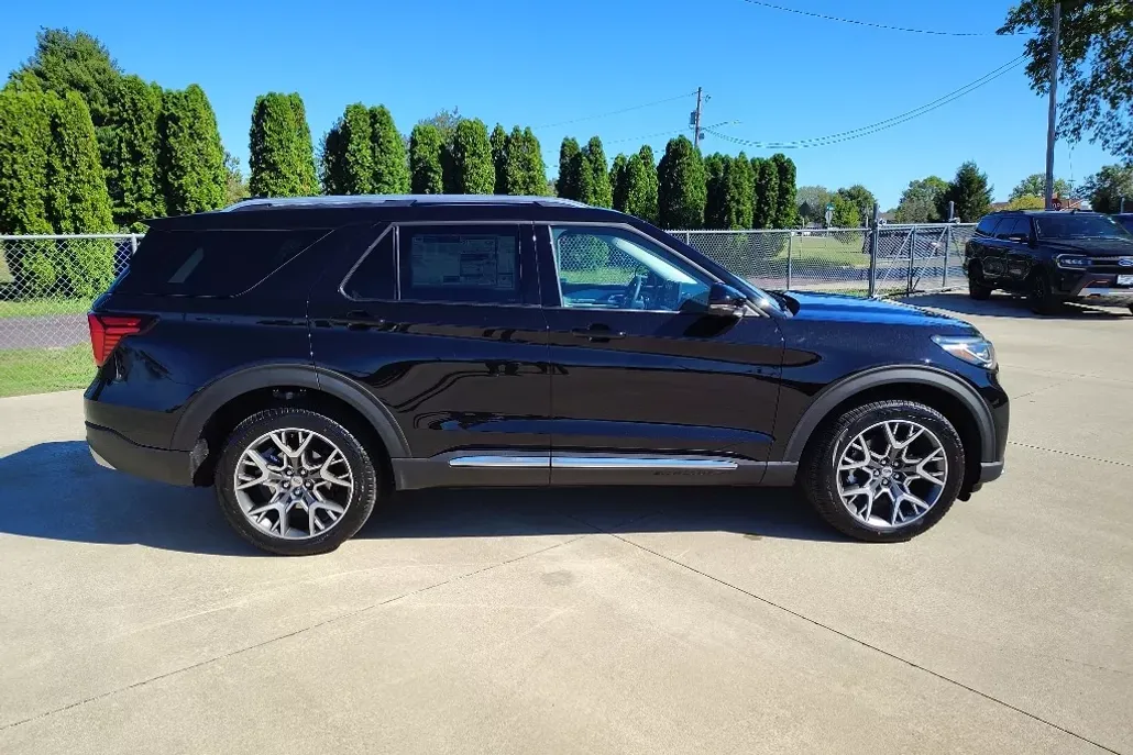 2025 Ford Explorer Platinum photo 1