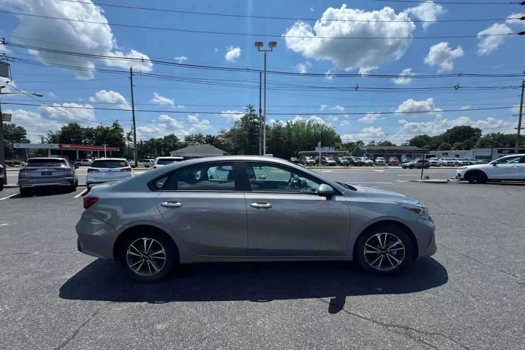 2022 Kia Forte LXS photo 1