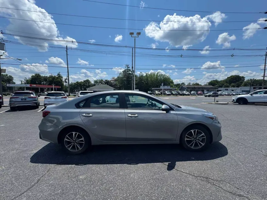 2022 Kia Forte LXS photo 1